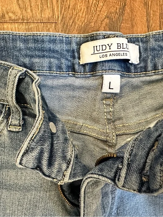 Judy Blue Light Wash Denim Roll-Cuff Shorts - Large - Picture 2 of 4